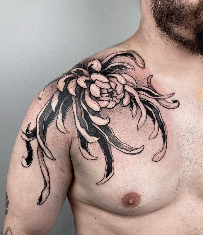 Tatuagem floral sendo executada na pele